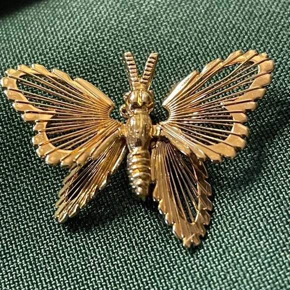 2 vintage Monet signed butterfly brooches. 3D wire butterfly pins. Gold tone - Picture 3 of 7